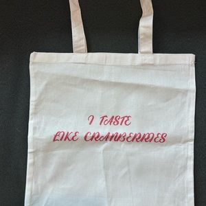 “I taste like cranberries” tote bag